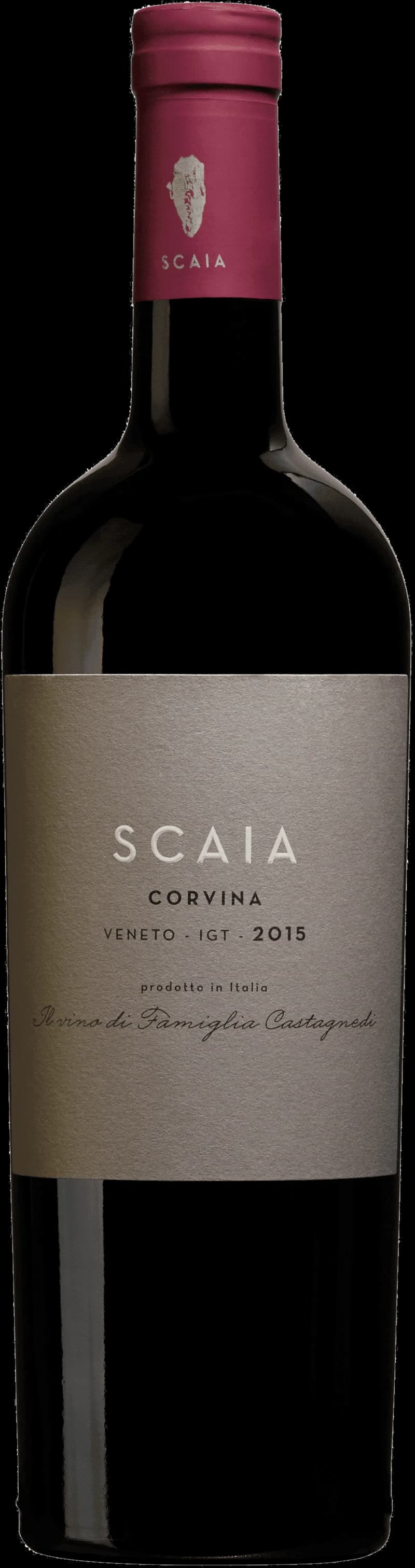 Flaska med Scaia rött vin mot en neutral bakgrund.