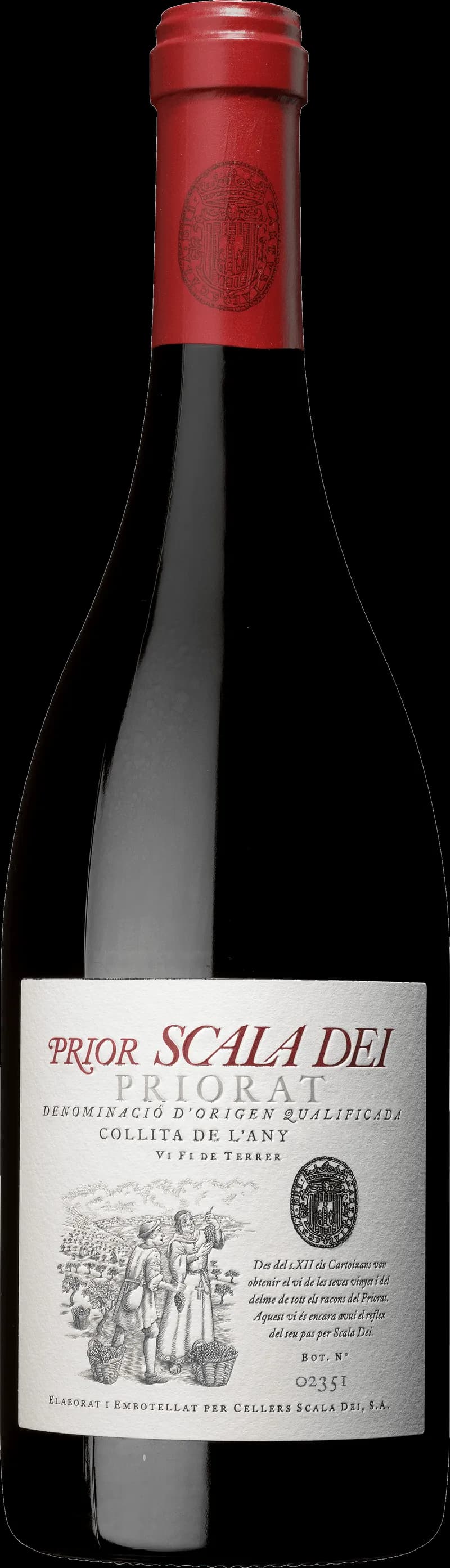 Flaska av Scala Dei Prior rött vin mot en mörk bakgrund.