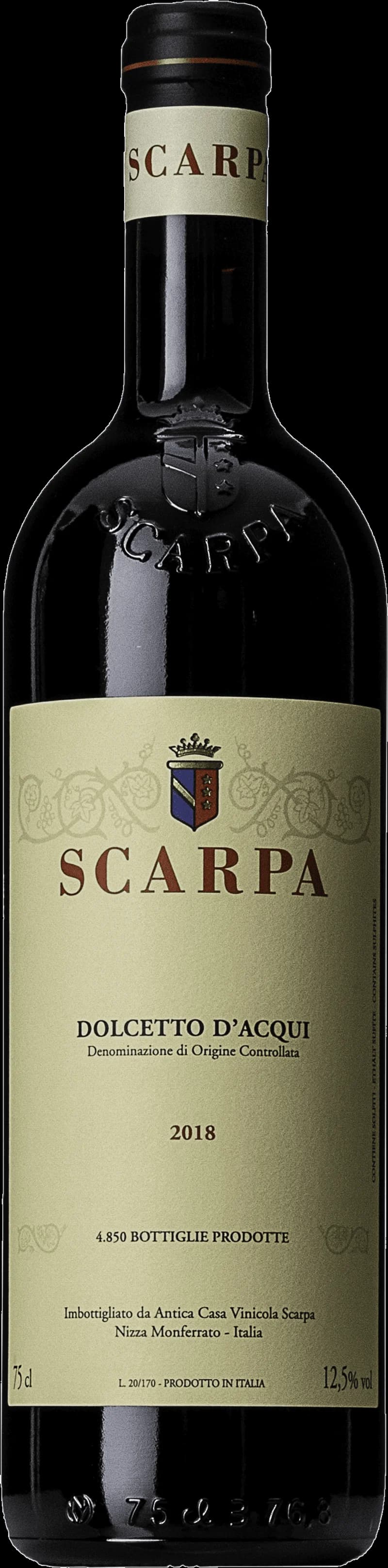 Flaska av rött vin från Scarpa på en bordsservering.