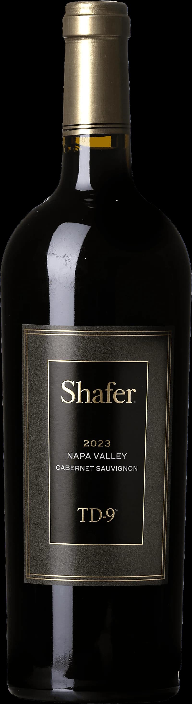 Flaska med rött vin från Shafer Vineyards mot en mörk bakgrund.
