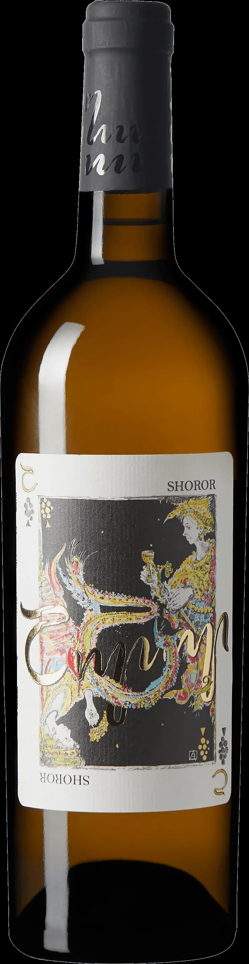 Närbild på shörör och ett glas vitt vin på en träbänk utomhus.