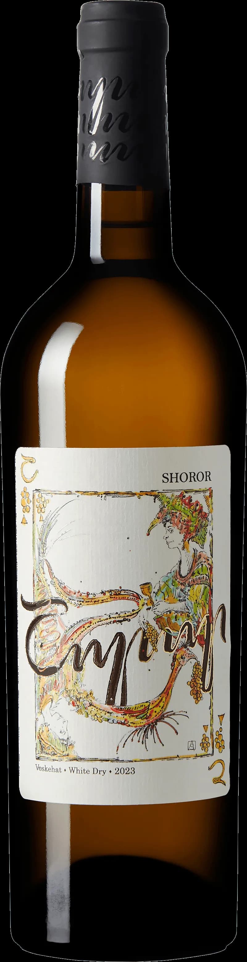Närbild på ett glas vitt vin bredvid en tallrik med shörör, en svensk skaldjursrätt.