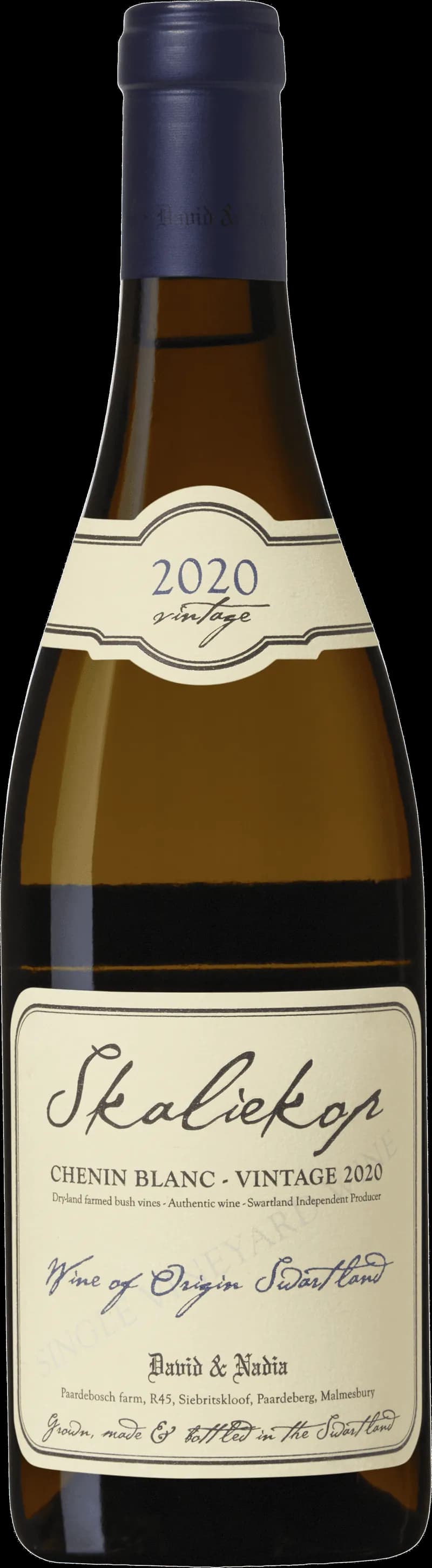 Ett glas vitt vin på en bricka med en skaliekop bredvid.