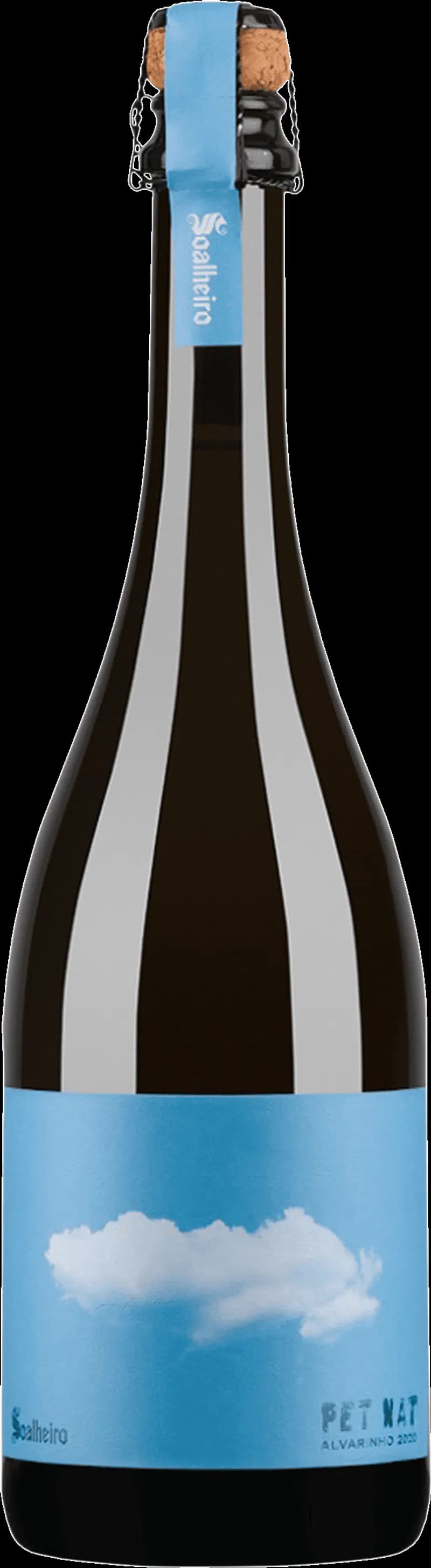 Flaska av Soalheiro mousserande vin på en ljus bakgrund.