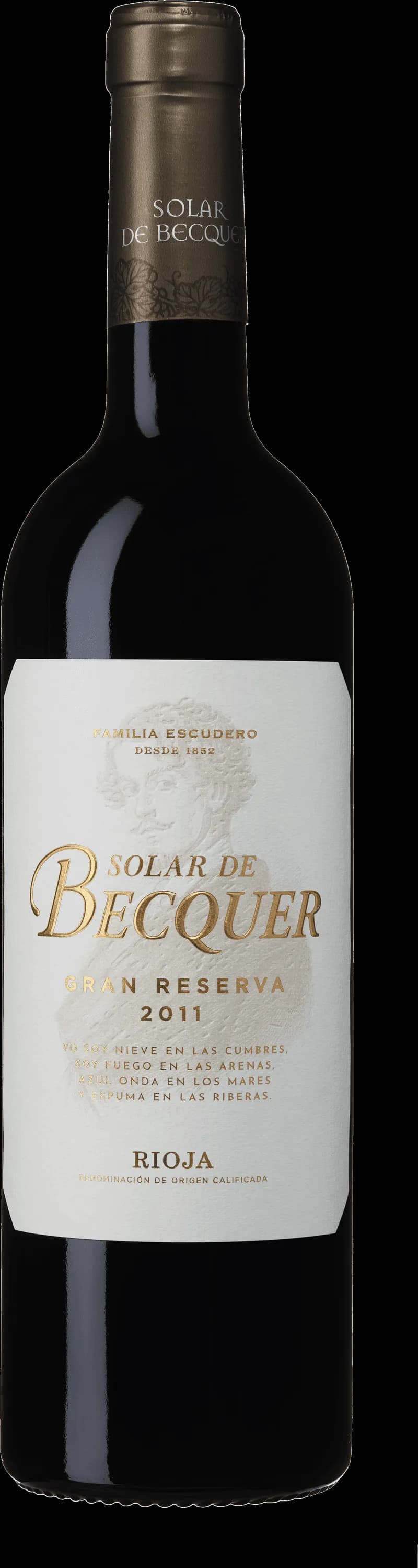 Flaska av rött vin Solar de Becquer på en bordduk med glas i bakgrunden.