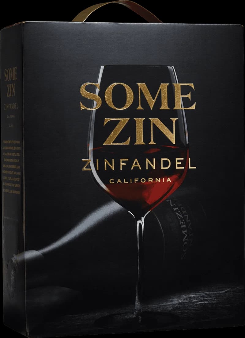 Flaska med Somezin rött vin mot neutral bakgrund
