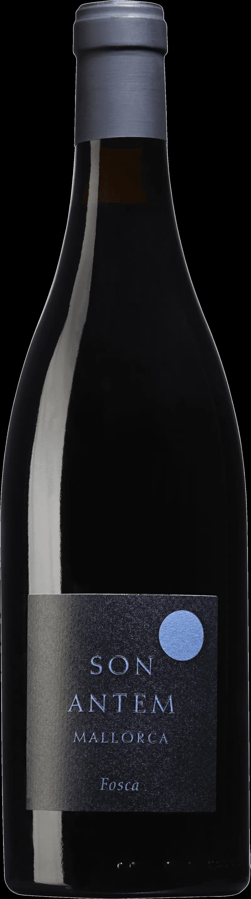 Flaska av Son Antem rött vin mot en mörk bakgrund.