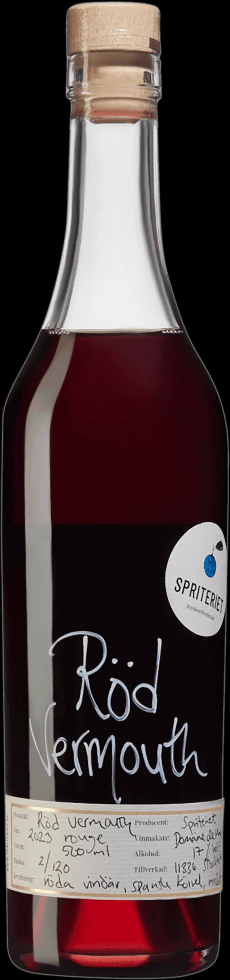Flaska Spriteriet Vermouth på en barhylla med glas och citrusfrukter.