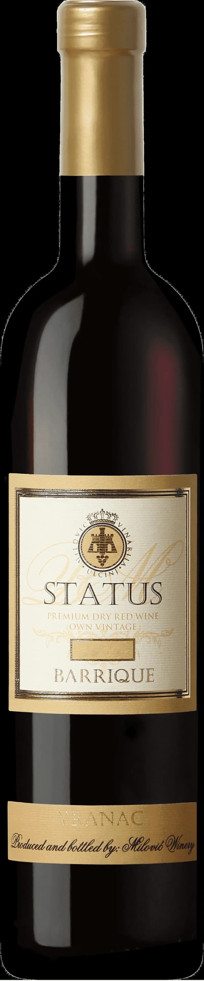 Ett glas rött vin på ett bord med mörk bakgrund.