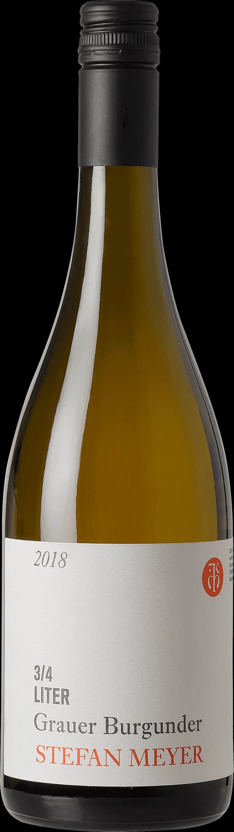 Stefan Meyer håller ett glas vitt vin framför en vinranka.