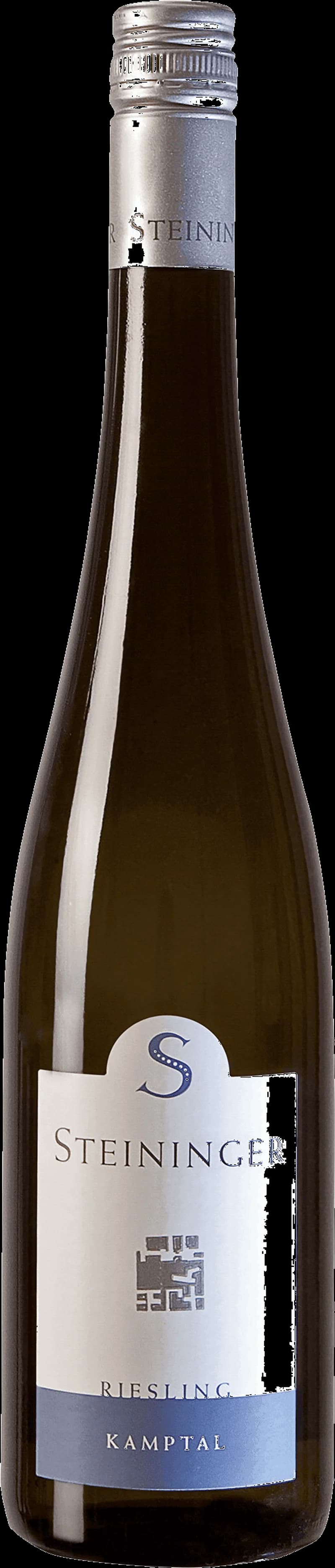 Flaska och glas med vitt vin från Steininger i Kamptal, Österrike.