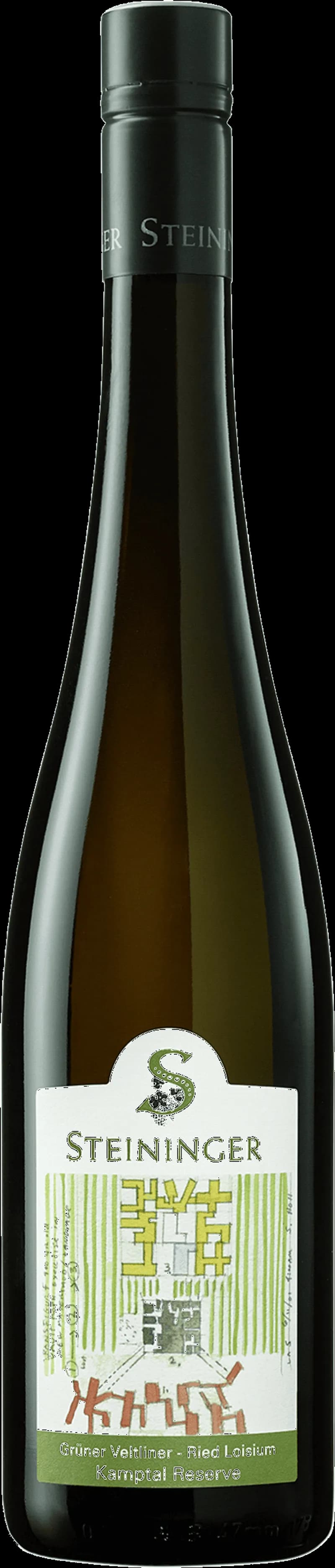 Flaska vitt vin från Steininger Loisium Weingarten på en vingårdsbakgrund.