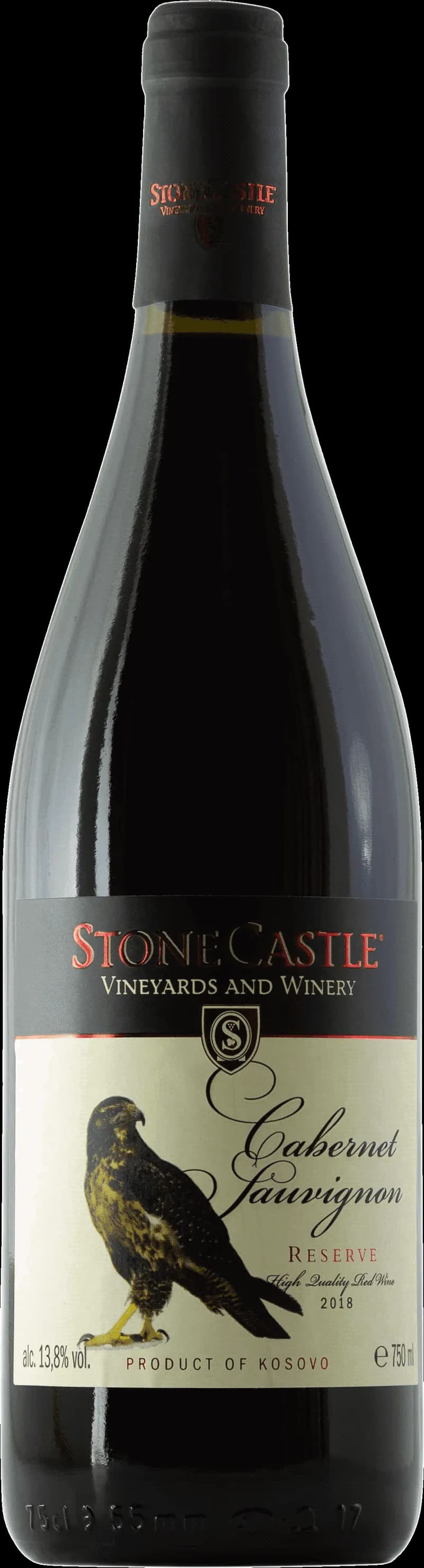 Flaska av Stonecastle rött vin mot en mörk bakgrund.
