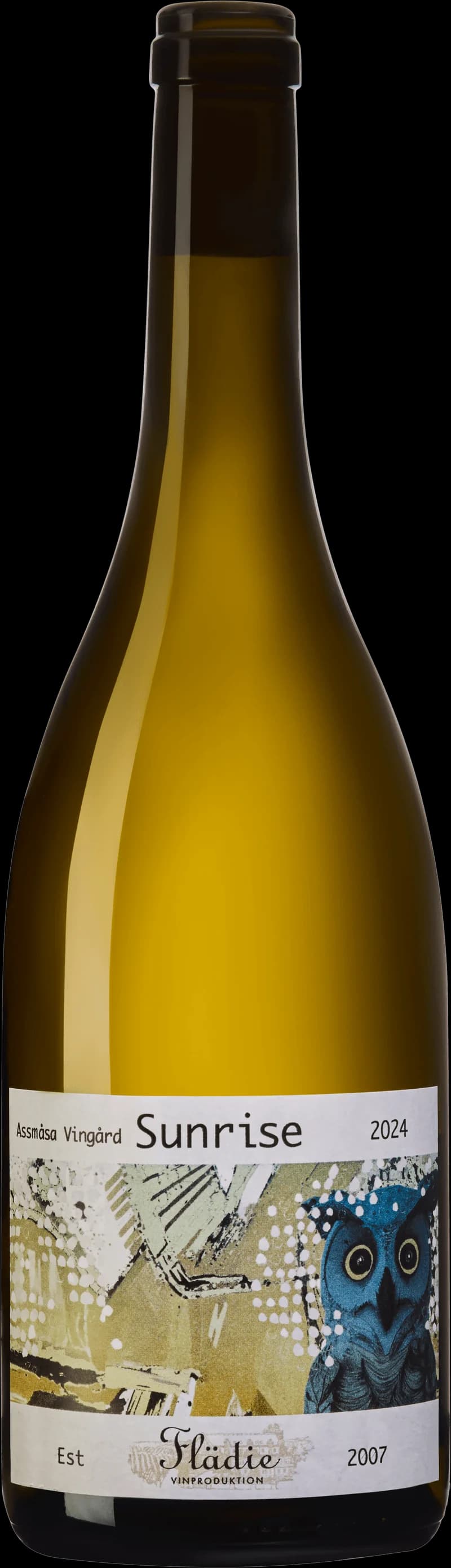 Ett glas vitt vin mot en soluppgång över vingården