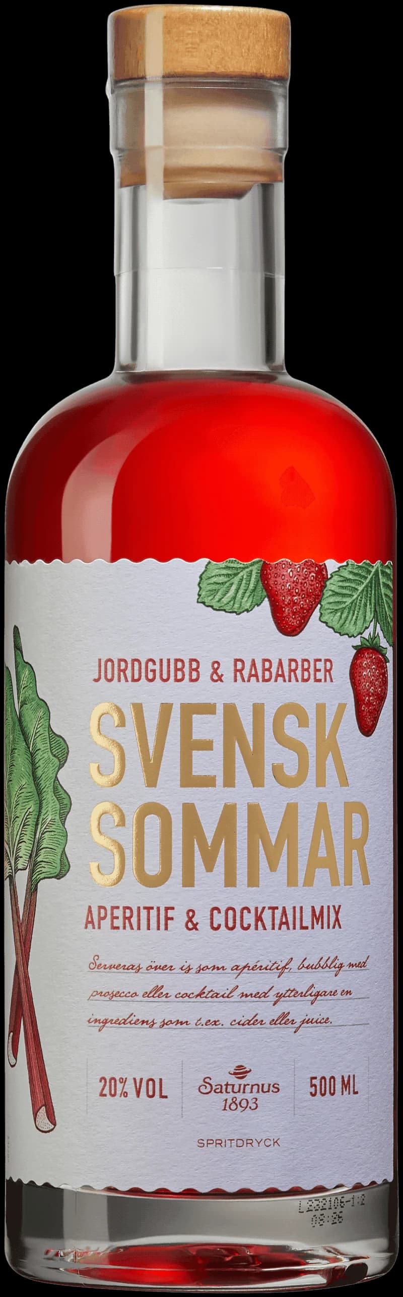 Ett urval av svenska sommar-aperitifer på en bricka med glas och tilltugg.