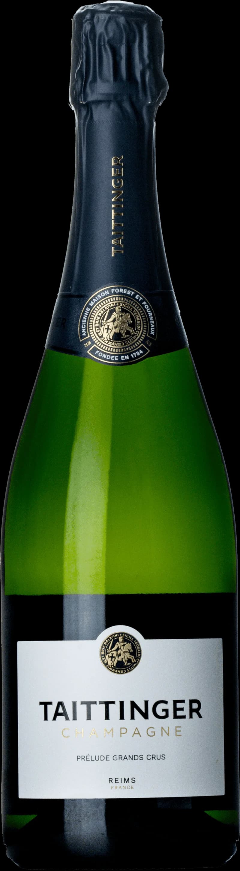 Flaska Taittinger champagne stående mot en mörk bakgrund.