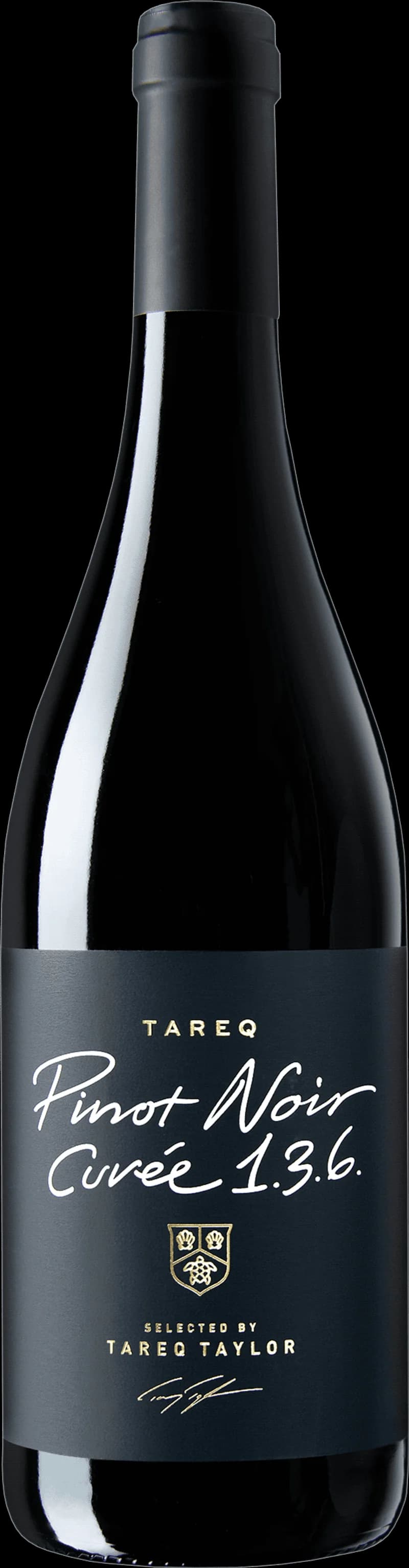 Tareq Taylor håller ett glas rött vin mot en mörk bakgrund.