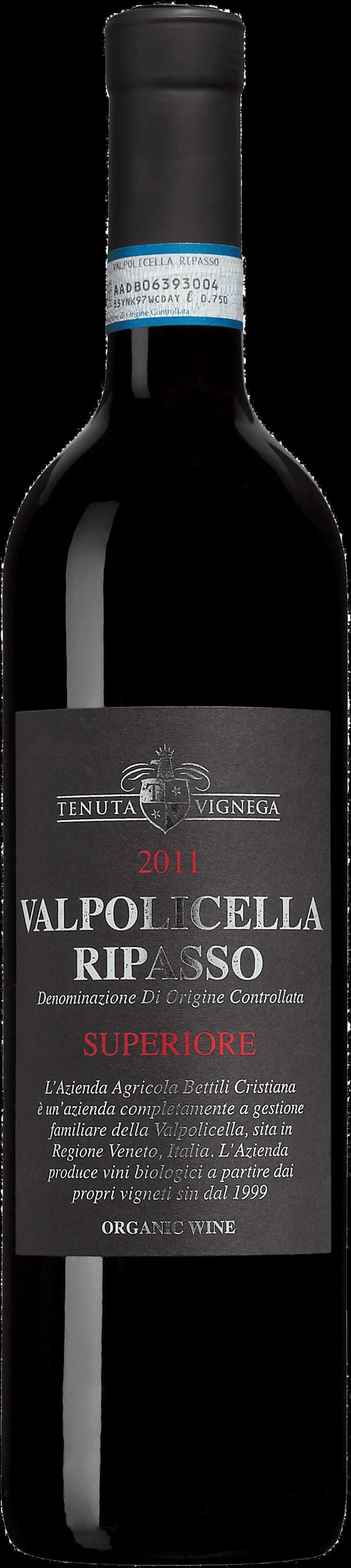 Flaska av Tenuta Vignega rött vin mot en mörk bakgrund.