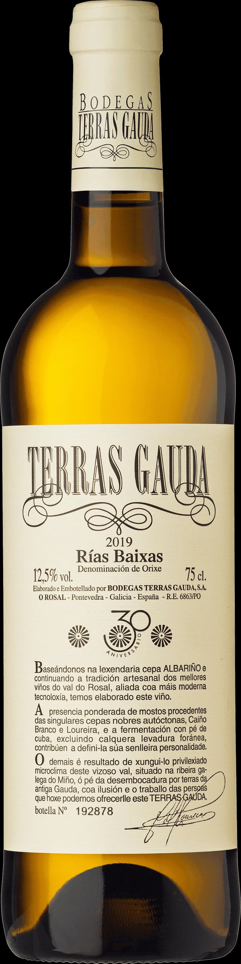 Flaska och glas med Terras Gauda vitt vin på en terrass.
