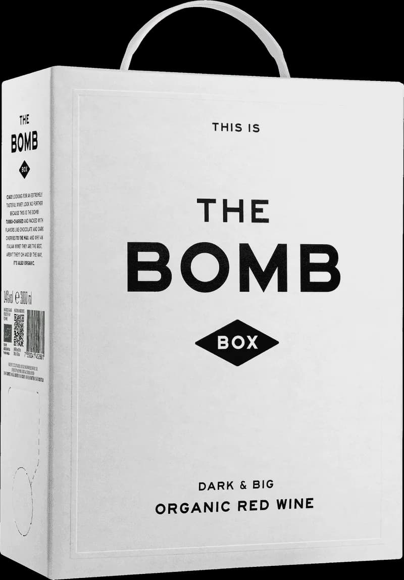 Flaska av rött vin med etiketten The Bomb på en mörk bakgrund.