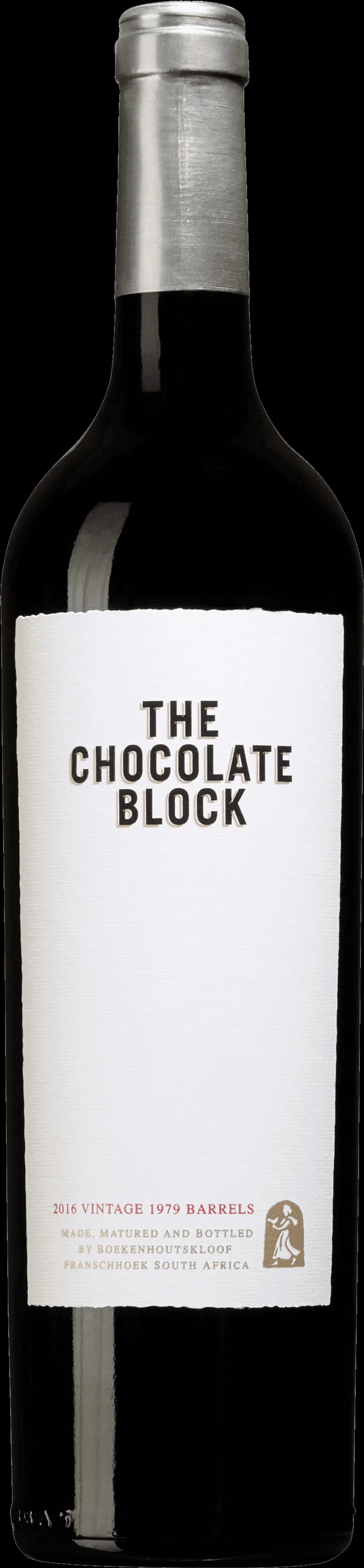Ett block av mörk choklad bredvid ett glas rött vin på en rustik träbänk.