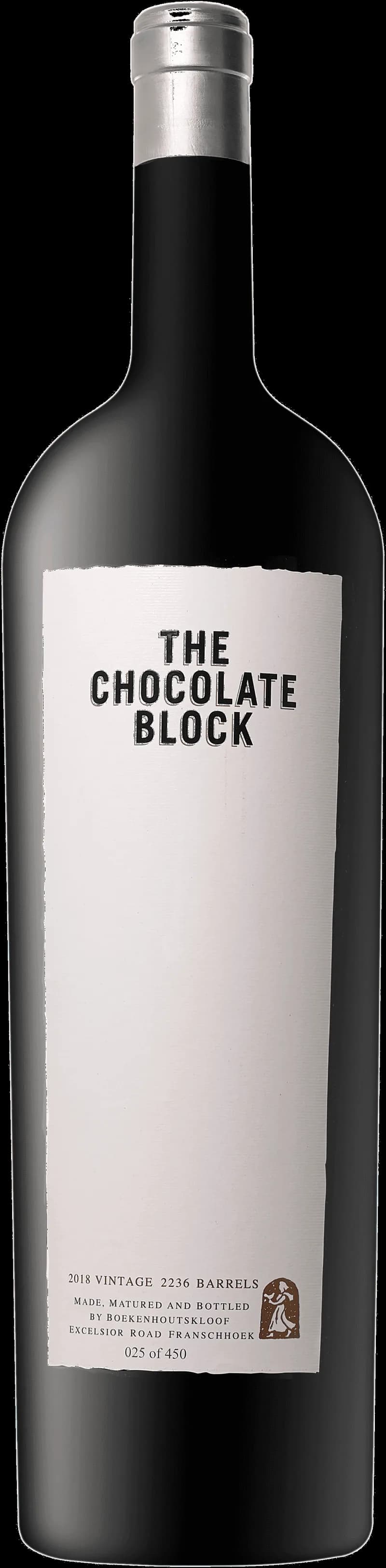 Ett block av mörk choklad bredvid ett glas rött vin på en träbricka.