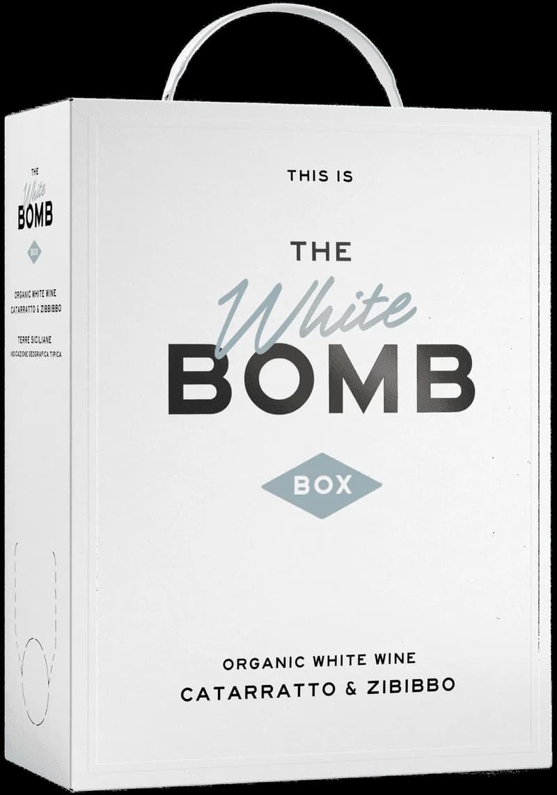 Flaska av The White Bomb vitt vin mot ljus bakgrund