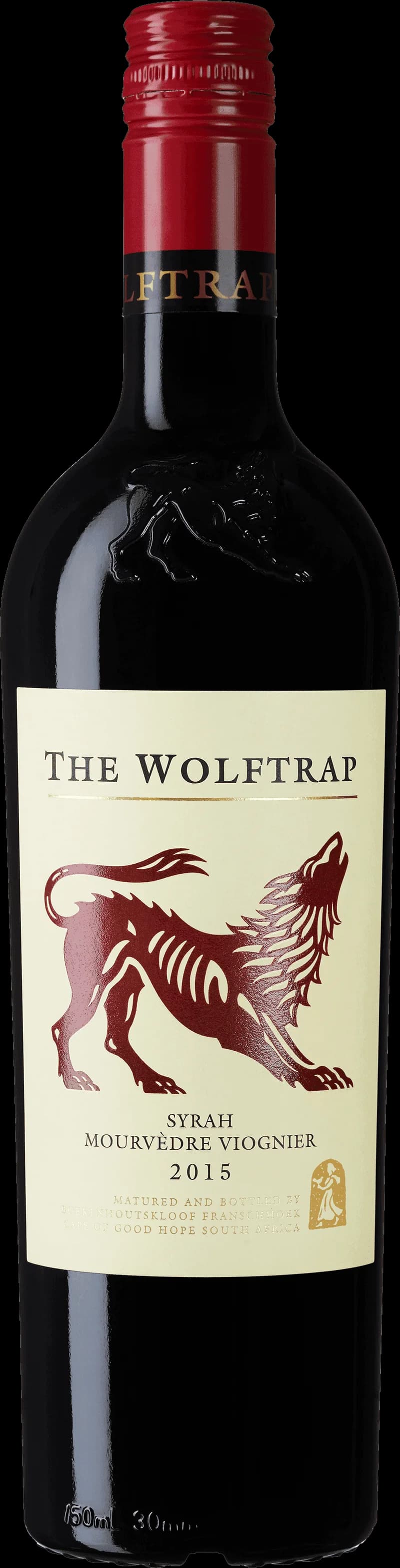 Flaska och glas med rött vin från The Wolftrap, ett sydafrikanskt rödvin.