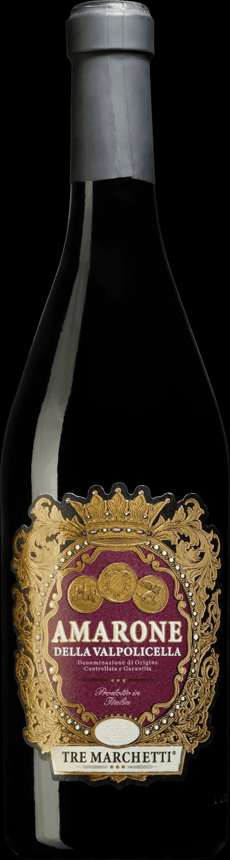 Flaska av rött vin från Tre Marchetti på en bordsservering.