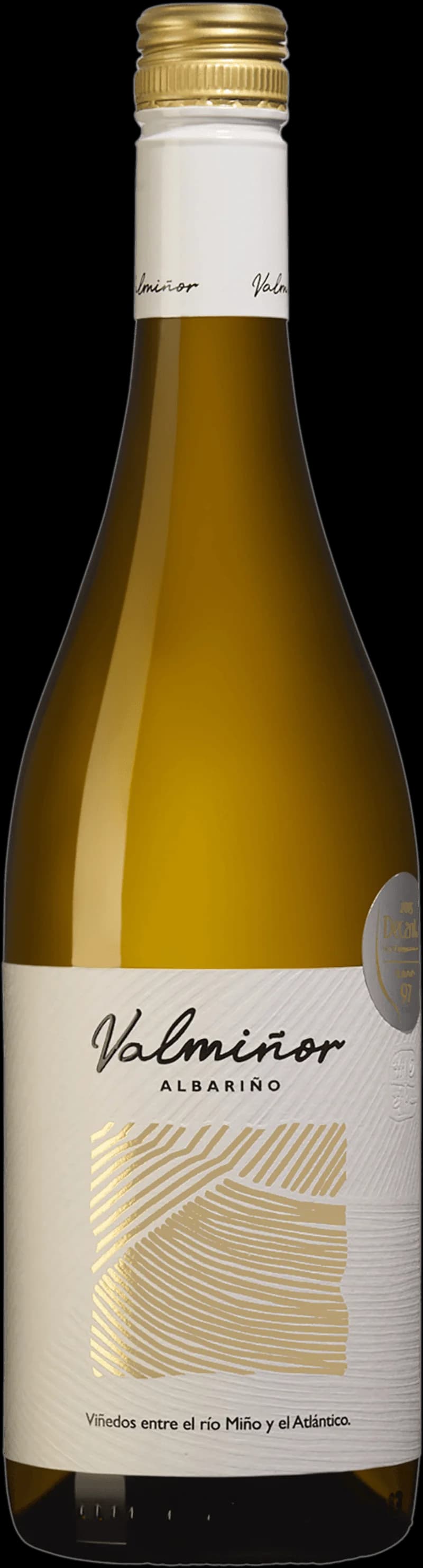 Valmi eller vitt vin i ett glas mot en ljus bakgrund