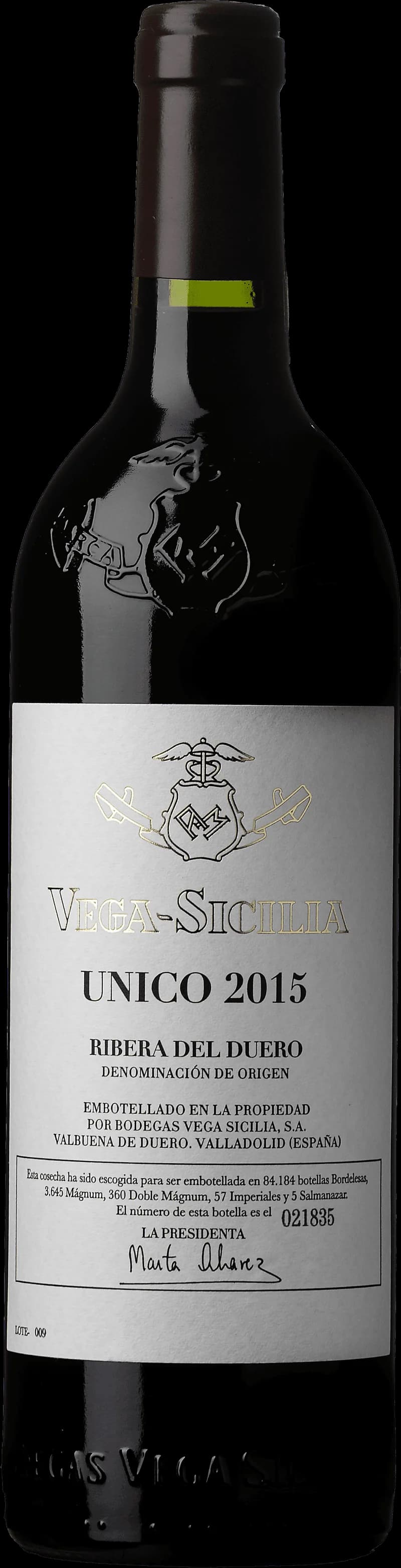 Flaska av Vega Sicilia rött vin mot neutral bakgrund.