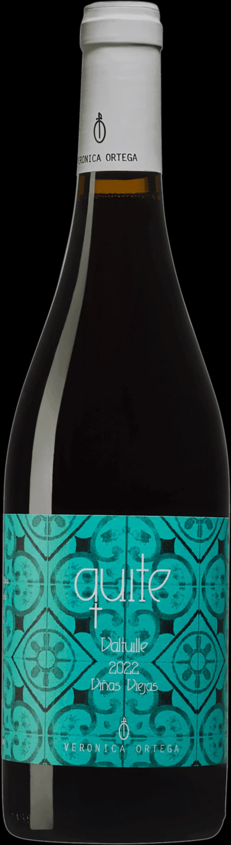 Veronica Ortega håller ett glas rött vin mot en mörk bakgrund.
