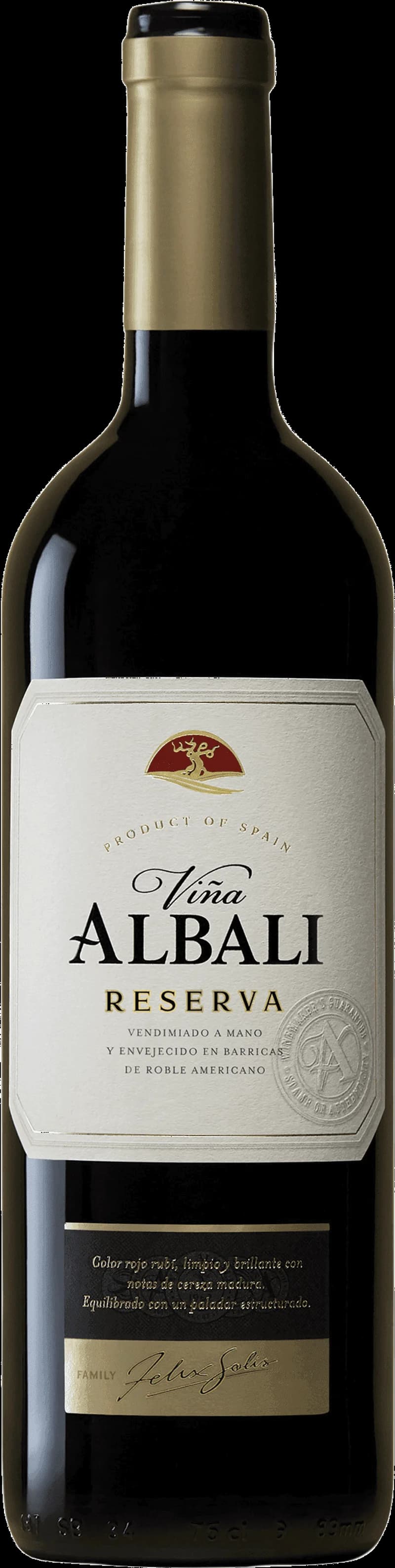 Flaska av Viña Albali rött vin mot neutral bakgrund.