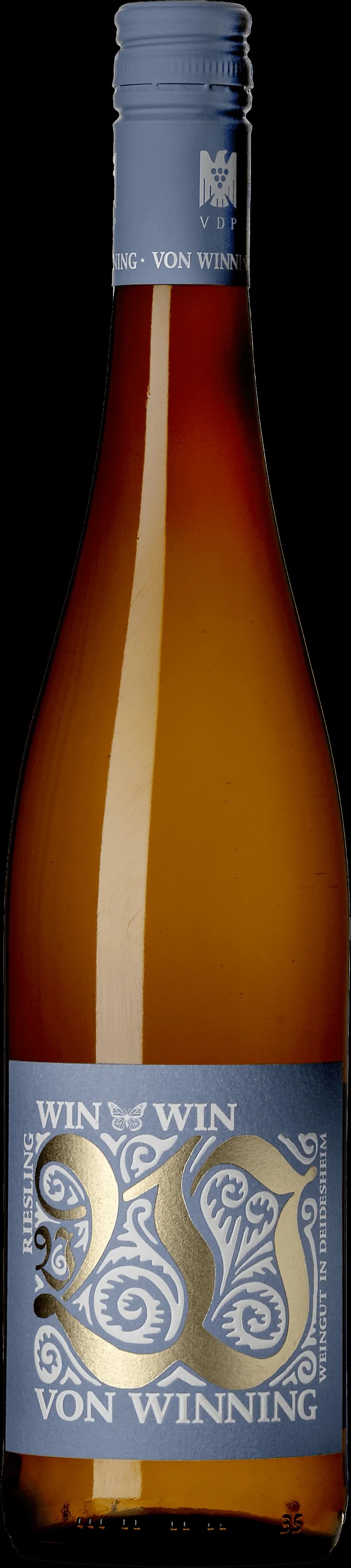 Flaska av Von Winning Win Win vitt vin på en ljus bakgrund.