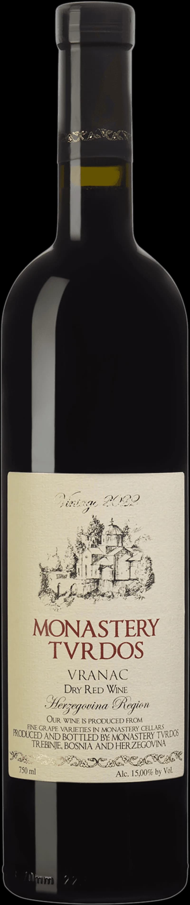 Ett glas fyllt med mörkrött Vranac-vin mot en neutral bakgrund.