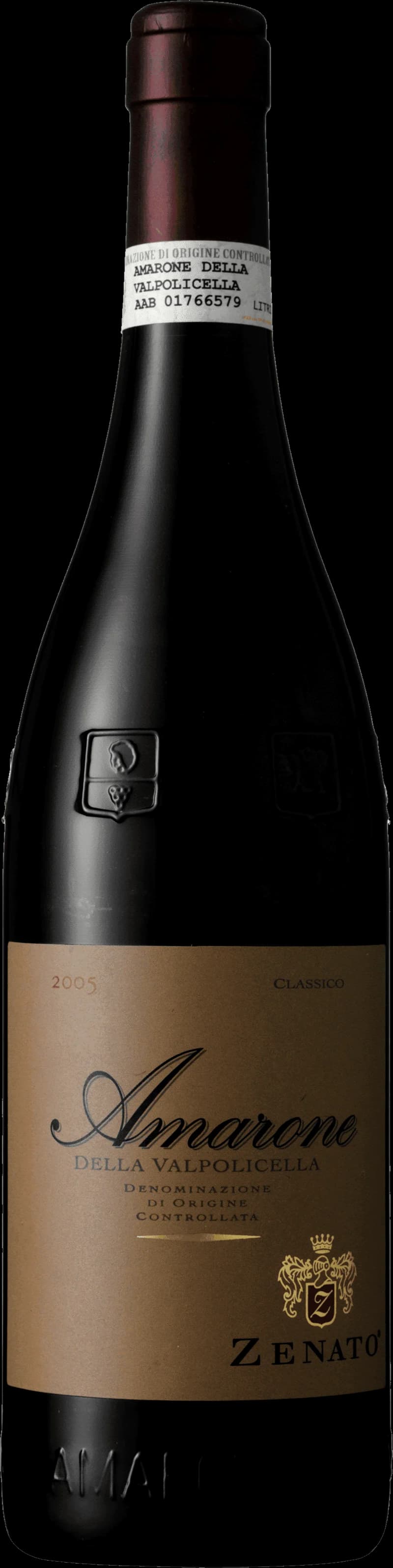 Flaska av Zenato Amarone rött vin mot neutral bakgrund.