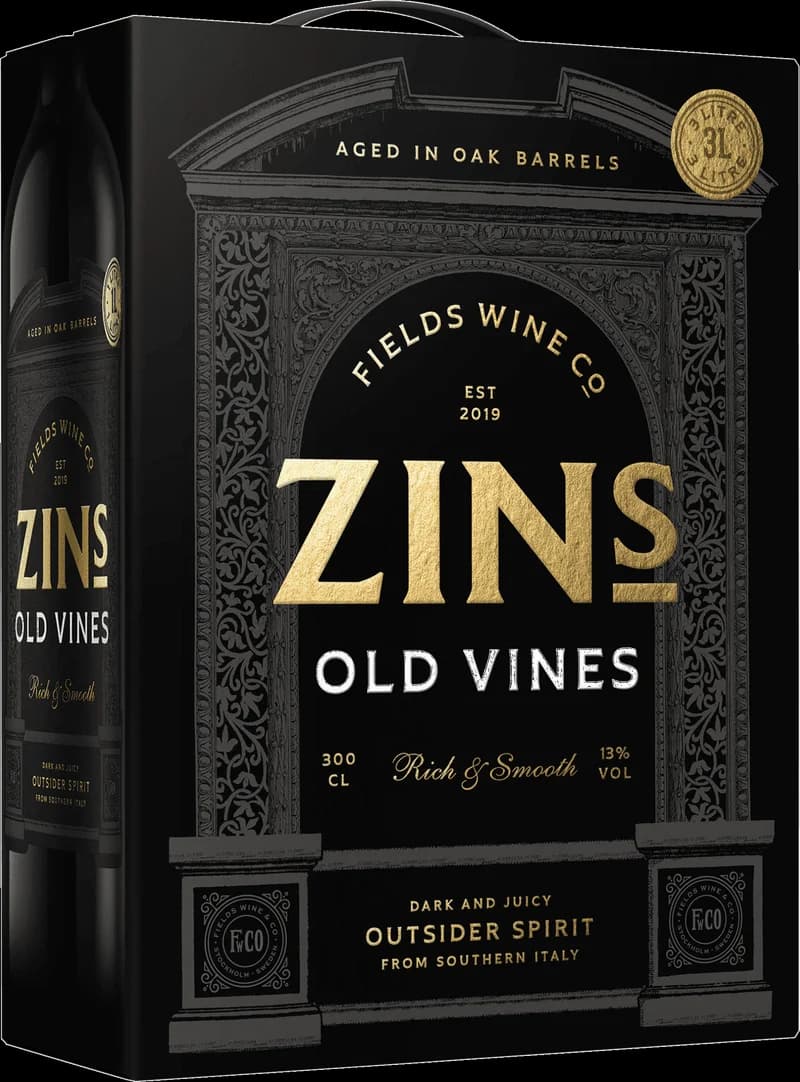 Flaska av Zins rött vin mot neutral bakgrund