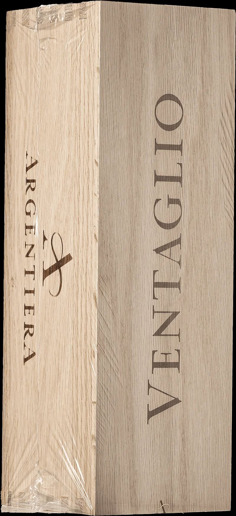 Flaska med rött vin från Argentiera, ett vin från Sardinien, uppställd mot neutral bakgrund.