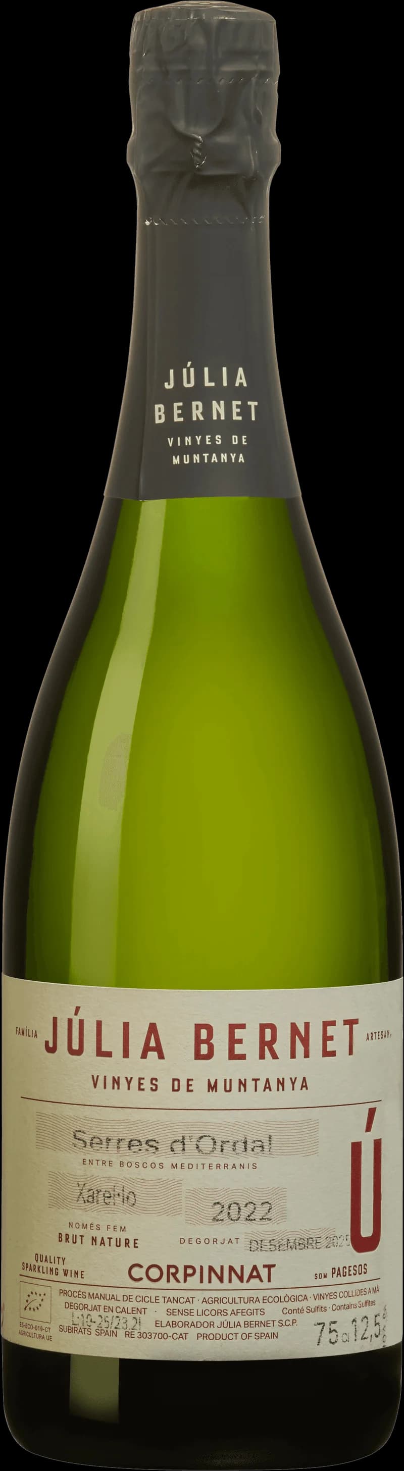 Julia Bernet poserar med ett glas mousserande vin