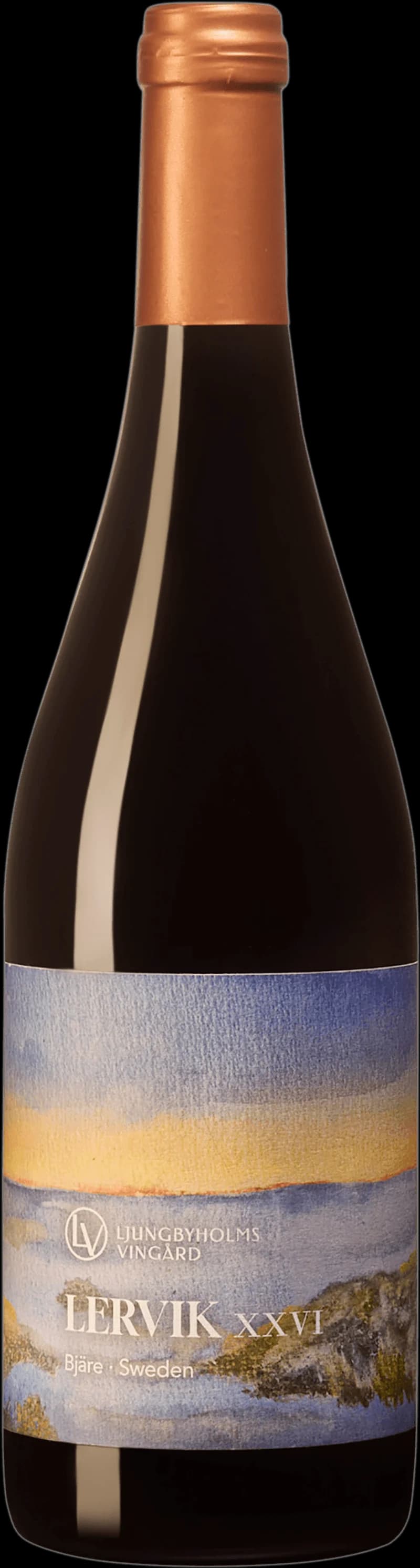 Rött vin från Ljungbyholms vingård, upphällt i glas mot vingårdens bakgrund