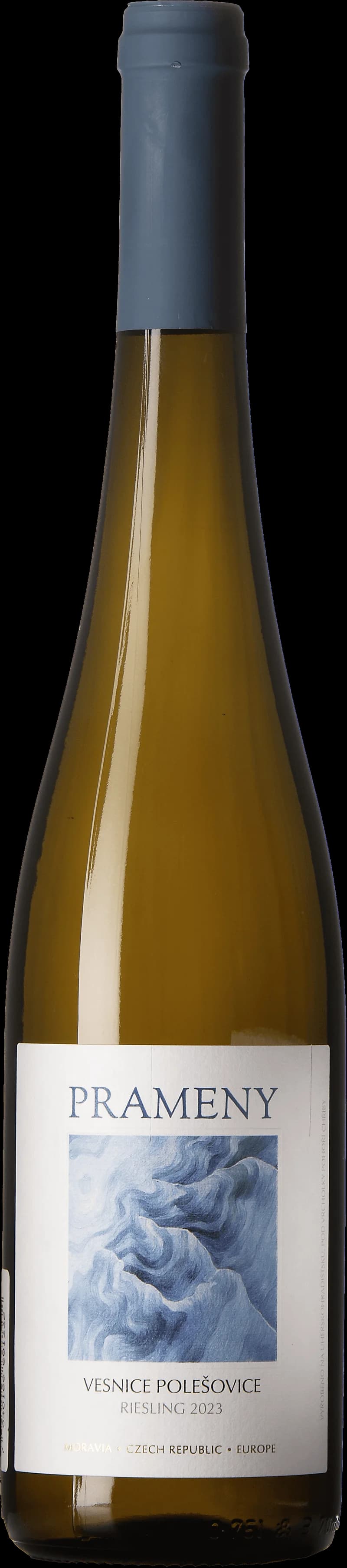 Flaska och glas med vitt vin från Prameny, uppställt mot en ljus bakgrund.
