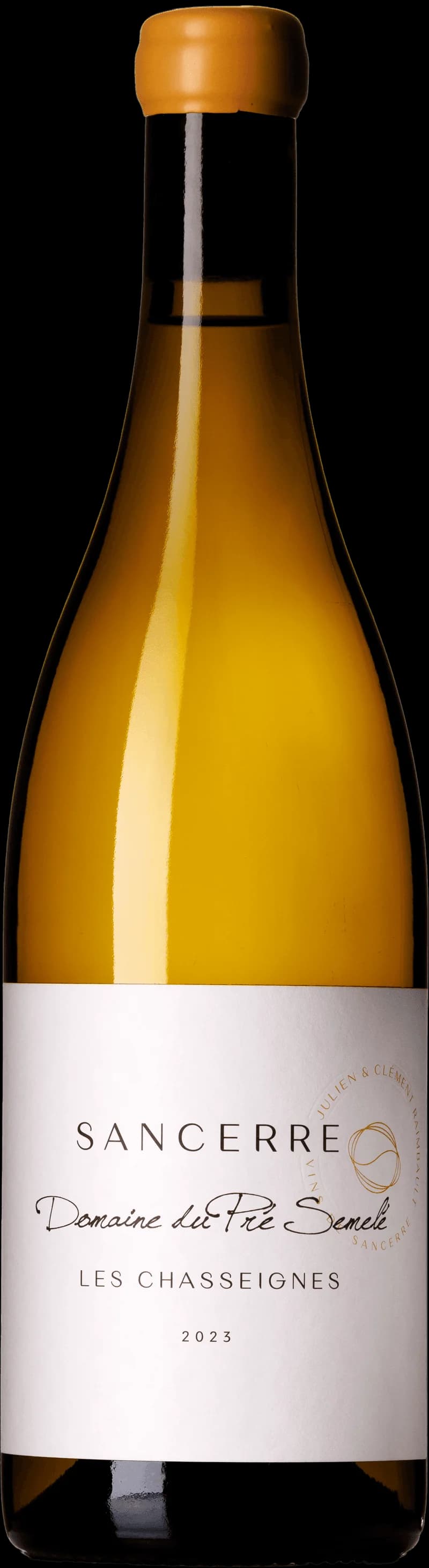 Flaska vitt vin från Sancerre, Les Chasseignes, mot ljus bakgrund