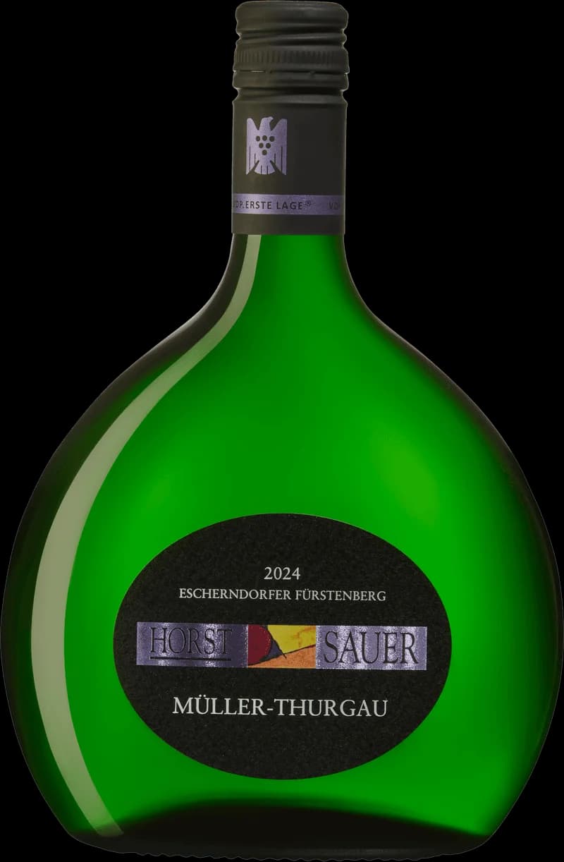 Flaska och glas med vitt vin från Weingut Horst Sauer, tyskt vineri känt för friska vita viner.