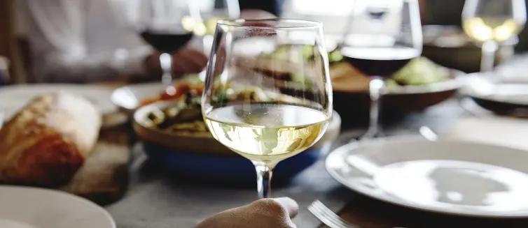 Kan man gå ner i vikt samtidigt som man dricker vin?