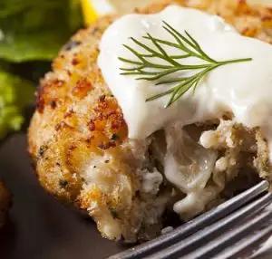 Krispigt gott: amerikanska crab cakes med aioli och fräscha vinet Somdinou