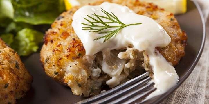 Krispigt gott: amerikanska crab cakes med aioli och fräscha vinet Somdinou