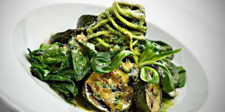 Sommargrön ärtpesto & rött veganvin