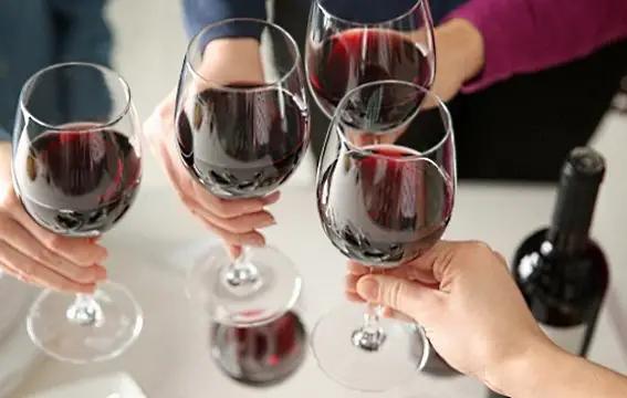 skålar med rött vin i glas 
