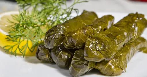 Armenien läckra vindolmar på en tallrik