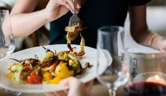 Macha mat och vin - kvinna som äter mat en tallrik
